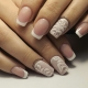 Witte french met een patroon op de nagels: originele ideeën en relevantie