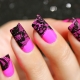 Zwarte en roze manicure: een combinatie van tederheid en chic