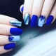 Diseño de uñas en azul y azul.