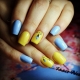 Ideeën voor manicure in gele en blauwe kleuren