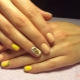 Mga ideya na maliwanag manicure na may isang pukyutan