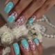 ¿Cómo hermosamente arreglan tus uñas en colores blanco y azul?