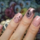 Hoe maak je een eenvoudige en stijlvolle manicure met paardenbloemen op de nagels?