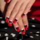 Rode en zwarte manicure - de belichaming van helderheid en elegantie