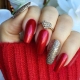 Rød manicure med sølv: lyse ideer og modetrends