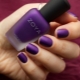 Manicura púrpura mate - ideas y tendencias de la moda.
