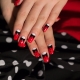Idéias de manicure incomuns em uma combinação de tons de branco, vermelho e preto