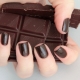 Manicure de chocolate: o segredo do design e das ideias da época