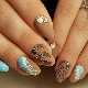 Elegantes diseños de uñas con una imagen del mar.