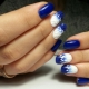 Stilfuld hvid og blå manicure