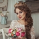 Gaya rambut perkahwinan dengan mahkota: bagaimana untuk memilih dan memakai?