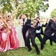 Düğünde arkadaşlar dans - yeni evliler için özgün bir hediye
