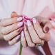 As sutilezas da seleção de manicure sob um vestido rosa