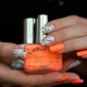 Lyse og usædvanlige ideer, der kombinerer hvid med orange nuancer i manicure