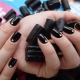 Black gel polish: mga kumbinasyon sa iba pang mga kakulay at application sa manikyur