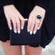 Como escolher uma manicure sob um vestido preto?