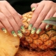 Ananaslı manikür tasarımı için parlak ve şık çözümler