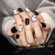 Opties voor zwarte en witte manicure voor korte nagels