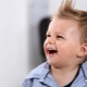 حلاقة الشعر للأولاد الصغار تصل إلى 2 سنة: الاختيار والرعاية