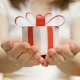 Etichetta dei regali: come consegnarli e accettarli?