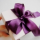 Hoe maak je een lint vast aan een cadeau?