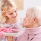 Mikä lahja voi antaa isoäidillesi syntymäpäivälahjan?