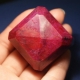 Dirbtinis rubinas: kas tai yra ir kaip ją atskirti nuo natūralaus akmens?
