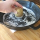 Hoe een gietijzeren koekepan te ontsteken?
