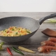 Frying pans wok: hva er det, hva er nødvendig og hvordan du skal velge?