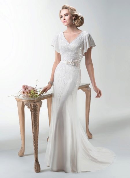 Escolhendo um vestido de noiva longo com mangas