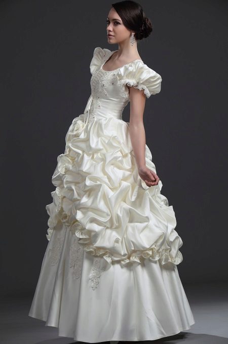 gaun pengantin panjang dengan lengan lampu suluh