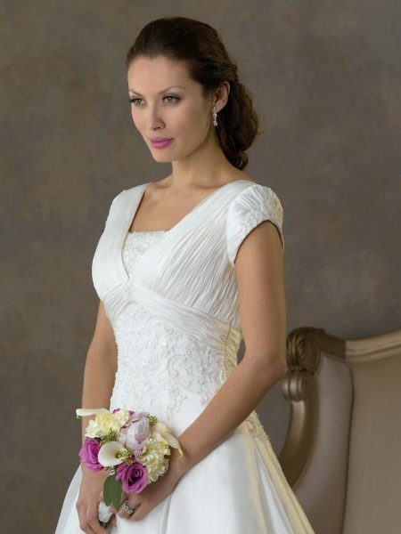 vestido de noiva longo com uma manga curta adjacente