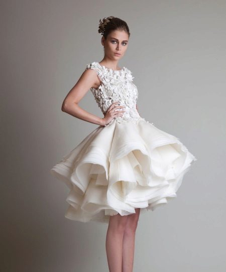 Gaun pengantin dengan rok yang lembut