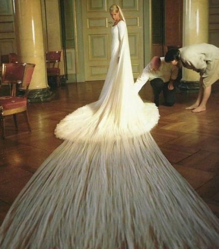 فستان زفاف مع حجاب طويل جدا