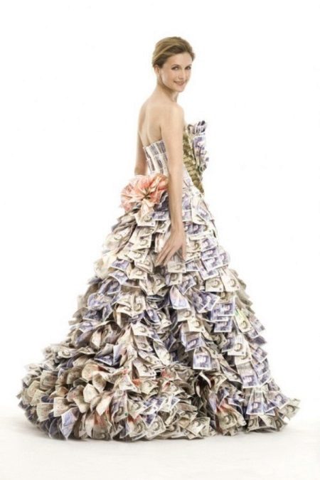 Bröllopsklänning gjord av pengar