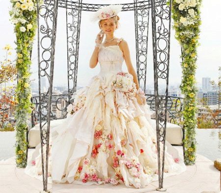 Gaun pengantin dengan bunga