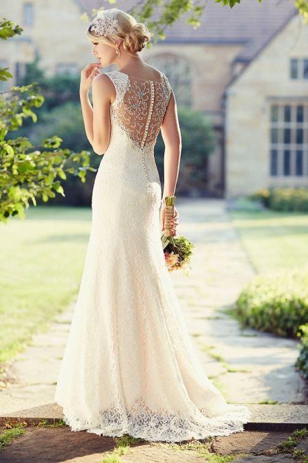 Gaun pengantin panjang dengan punggung terbuka