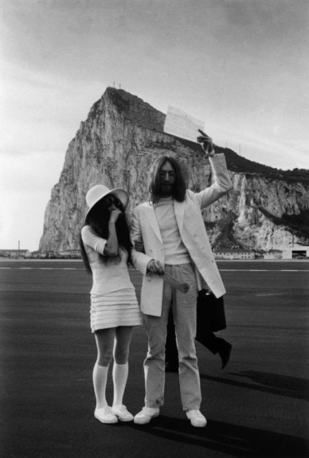 Trumpas vestuvių suknelė Yoko Ono