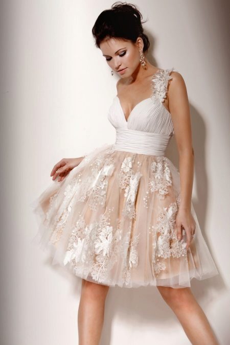 Summer wedding dress na may satin bodice at full skirt