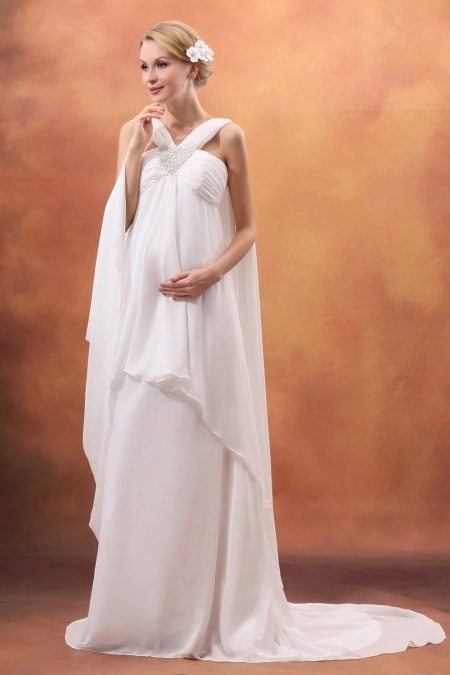 Suknia ślubna dla kobiet w ciąży na letniej podłodze