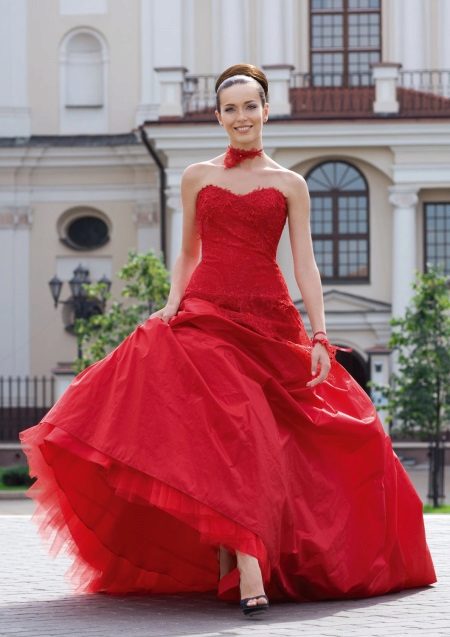 فستان الزفاف الأحمر