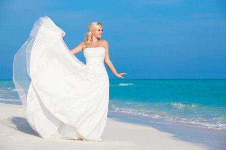 Gaun pengantin panjang dengan skir yang luar biasa
