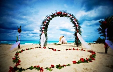 El surgimiento de una boda en la playa.