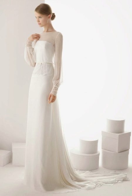 Vestido de novia sencillo con una manga transparente.