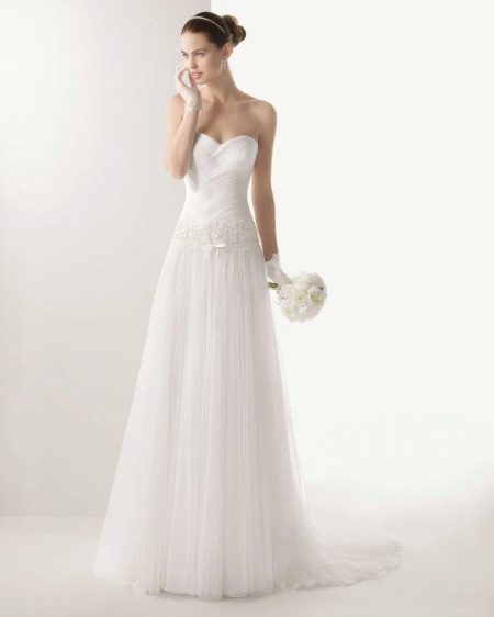 Gaun pengantin lurus dengan korset
