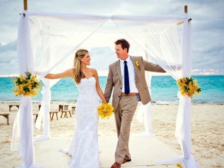 Vestido de noiva em linha reta para um casamento de praia.