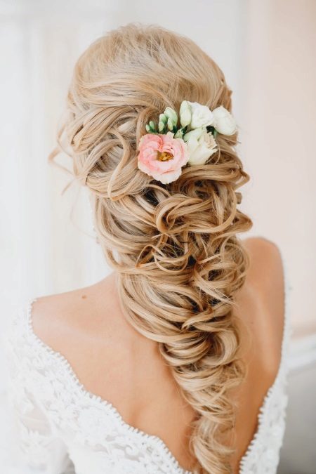 Bunga segar dalam gaya rambut perkahwinan