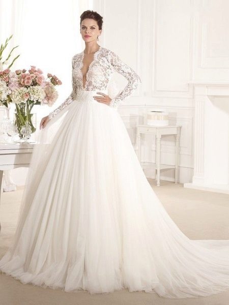 Gaun pengantin yang megah dengan garis leher yang dalam