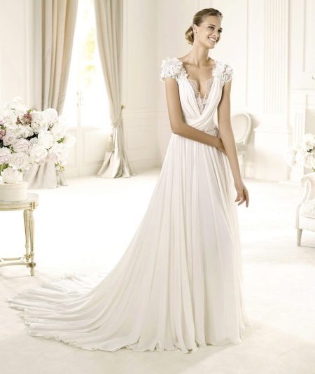 Gaun pengantin dengan garis leher yang dalam dan lengan pendek