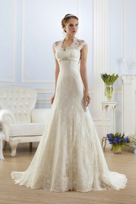 Gaun pengantin dengan garis menegak untuk pengantin kecil